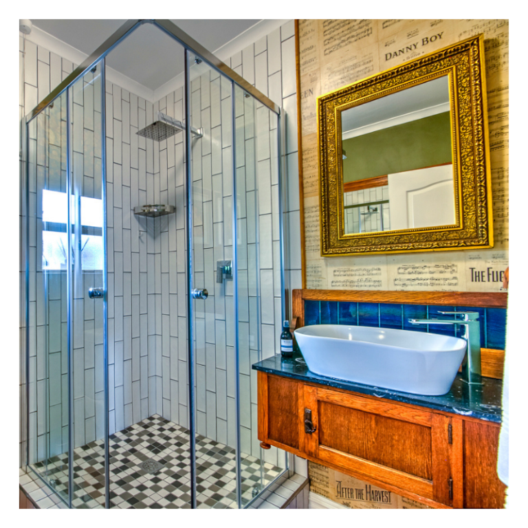 Red door cottage bathroom 3